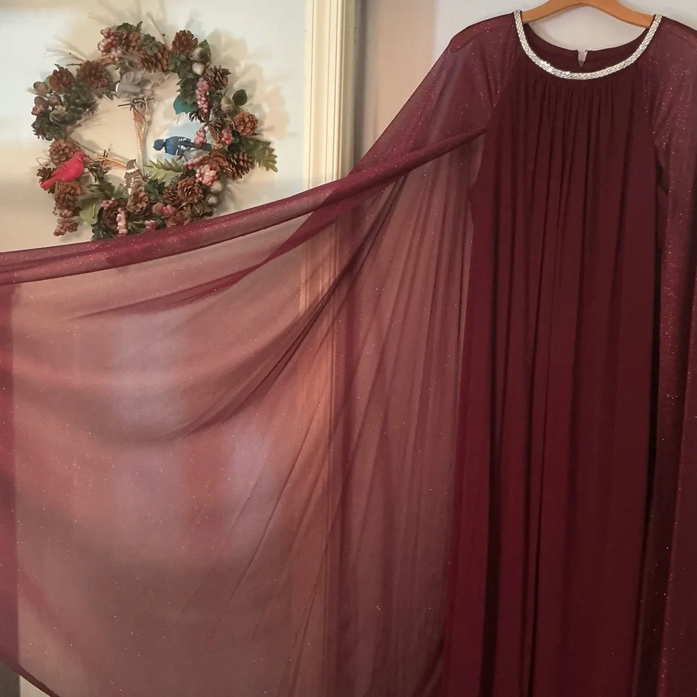 Elegant Burgundy sleeveless Evening Dress with glittery cape - Picture 2 of 7